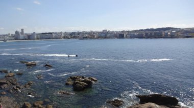 La Coruna Galiçya 'da bir şehirdir, çok sıradışı bir mimarisi vardır. Güzel sahil, muhteşem gezinti alanı ve tarihi turizm için çok güzel bir yer.