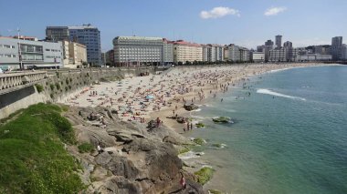 La Coruna Galiçya 'da bir şehirdir, çok sıradışı bir mimarisi vardır. Güzel sahil, muhteşem gezinti alanı ve tarihi turizm için çok güzel bir yer.