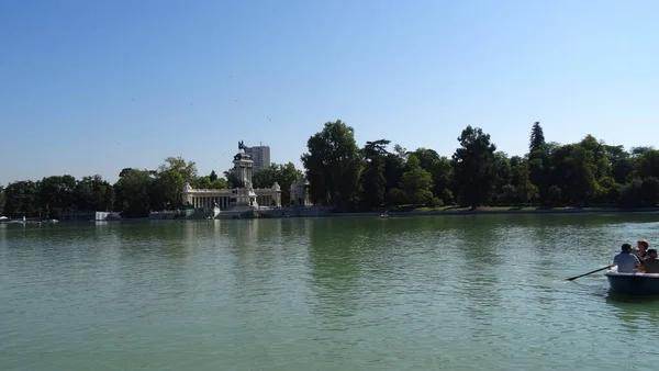 Die Prachtvolle Architektur Madrids Der Park Der Palast Und Die — Stockfoto