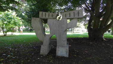 La Coruna Galiçya 'da bir şehirdir, çok sıradışı bir mimarisi vardır. Güzel sahil, muhteşem gezinti alanı ve tarihi turizm için çok güzel bir yer.