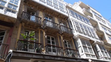 La Coruna Galiçya 'da bir şehirdir, çok sıradışı bir mimarisi vardır. Güzel sahil, muhteşem gezinti alanı ve tarihi turizm için çok güzel bir yer.