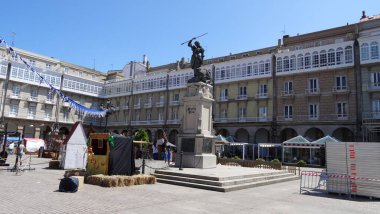 La Coruna Galiçya 'da bir şehirdir, çok sıradışı bir mimarisi vardır. Güzel sahil, muhteşem gezinti alanı ve tarihi turizm için çok güzel bir yer.
