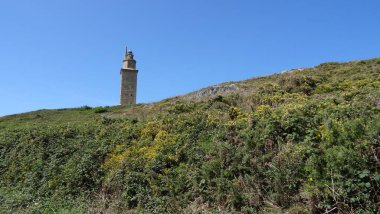 La Coruna Galiçya 'da bir şehirdir, çok sıradışı bir mimarisi vardır. Güzel sahil, muhteşem gezinti alanı ve tarihi turizm için çok güzel bir yer.