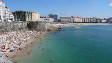 La Coruna Galiçya 'da bir şehirdir, çok sıradışı bir mimarisi vardır. Güzel sahil, muhteşem gezinti alanı ve tarihi turizm için çok güzel bir yer.