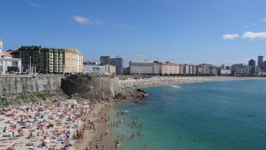 La Coruna Galiçya 'da bir şehirdir, çok sıradışı bir mimarisi vardır. Güzel sahil, muhteşem gezinti alanı ve tarihi turizm için çok güzel bir yer.