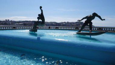 La Coruna Galiçya 'da bir şehirdir, çok sıradışı bir mimarisi vardır. Güzel sahil, muhteşem gezinti alanı ve tarihi turizm için çok güzel bir yer.