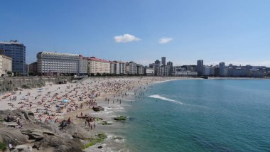 La Coruna Galiçya 'da bir şehirdir, çok sıradışı bir mimarisi vardır. Güzel sahil, muhteşem gezinti alanı ve tarihi turizm için çok güzel bir yer.