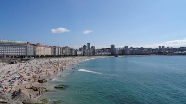 La Coruna Galiçya 'da bir şehirdir, çok sıradışı bir mimarisi vardır. Güzel sahil, muhteşem gezinti alanı ve tarihi turizm için çok güzel bir yer.