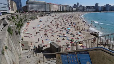 La Coruna Galiçya 'da bir şehirdir, çok sıradışı bir mimarisi vardır. Güzel sahil, muhteşem gezinti alanı ve tarihi turizm için çok güzel bir yer.