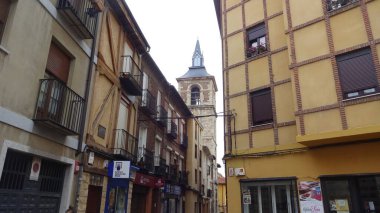 Leon 'un mimarisi. Kastilya ve Leon bölgesinde çarpıcı bir yer. Binalar, sokaklar ve katedraller, elbette.