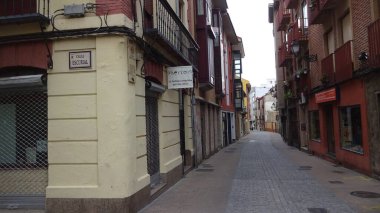 Leon 'un mimarisi. Kastilya ve Leon bölgesinde çarpıcı bir yer. Binalar, sokaklar ve katedraller, elbette.