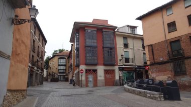 Leon 'un mimarisi. Kastilya ve Leon bölgesinde çarpıcı bir yer. Binalar, sokaklar ve katedraller, elbette.