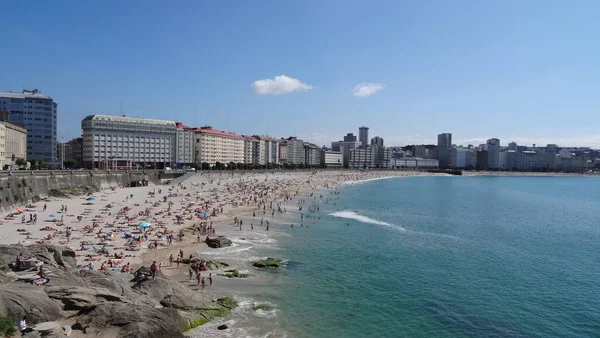 La Coruna Galiçya 'da bir şehirdir, çok sıradışı bir mimarisi vardır. Güzel sahil, muhteşem gezinti alanı ve tarihi turizm için çok güzel bir yer.