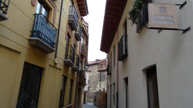 Leon 'un mimarisi. Kastilya ve Leon bölgesinde çarpıcı bir yer. Binalar, sokaklar ve katedraller, elbette.