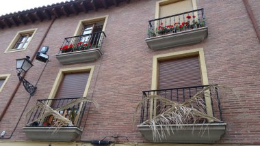 Leon 'un mimarisi. Kastilya ve Leon bölgesinde çarpıcı bir yer. Binalar, sokaklar ve katedraller, elbette.