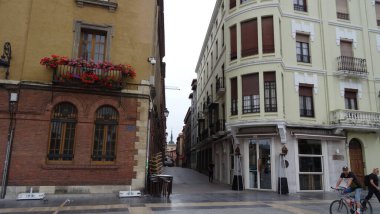 Leon 'un mimarisi. Kastilya ve Leon bölgesinde çarpıcı bir yer. Binalar, sokaklar ve katedraller, elbette.