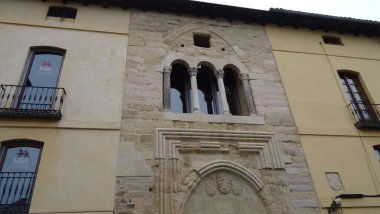 Leon 'un mimarisi. Kastilya ve Leon bölgesinde çarpıcı bir yer. Binalar, sokaklar ve katedraller, elbette.