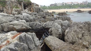 Santander 'in mimarisi ve doğası. Şaşırtıcı kuzey İspanya, dalgalar, deniz aslanları, uçurumlar ve harika plajlar. Alışılmadık binalar ve La Magdalena Yarımadası