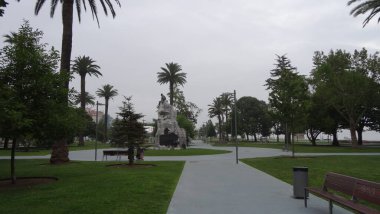 Santander 'in mimarisi ve doğası. Şaşırtıcı kuzey İspanya, dalgalar, deniz aslanları, uçurumlar ve harika plajlar. Alışılmadık binalar ve La Magdalena Yarımadası