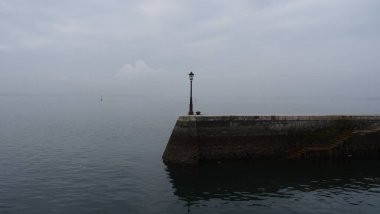 Santander 'in mimarisi ve doğası. Şaşırtıcı kuzey İspanya, dalgalar, deniz aslanları, uçurumlar ve harika plajlar. Alışılmadık binalar ve La Magdalena Yarımadası