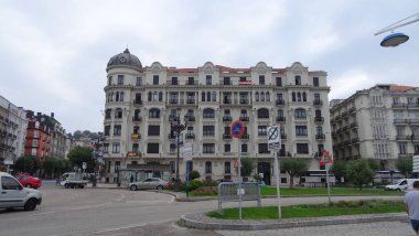Santander 'in mimarisi ve doğası. Şaşırtıcı kuzey İspanya, dalgalar, deniz aslanları, uçurumlar ve harika plajlar. Alışılmadık binalar ve La Magdalena Yarımadası