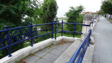 Santander 'in mimarisi ve doğası. Şaşırtıcı kuzey İspanya, dalgalar, deniz aslanları, uçurumlar ve harika plajlar. Alışılmadık binalar ve La Magdalena Yarımadası