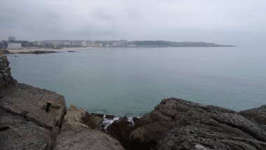 Santander 'in mimarisi ve doğası. Şaşırtıcı kuzey İspanya, dalgalar, deniz aslanları, uçurumlar ve harika plajlar. Alışılmadık binalar ve La Magdalena Yarımadası