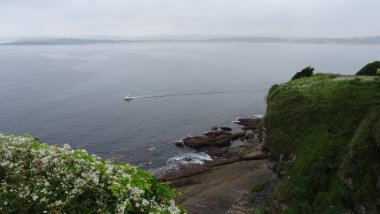 Santander 'in mimarisi ve doğası. Şaşırtıcı kuzey İspanya, dalgalar, deniz aslanları, uçurumlar ve harika plajlar. Alışılmadık binalar ve La Magdalena Yarımadası