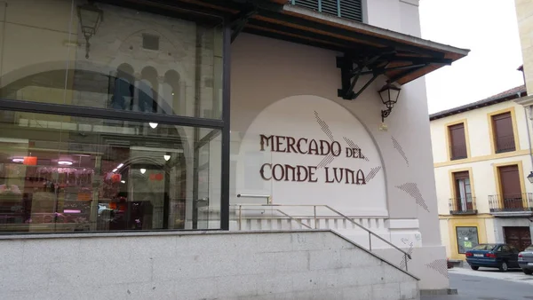 Leon 'un mimarisi. Kastilya ve Leon bölgesinde çarpıcı bir yer. Binalar, sokaklar ve katedraller, elbette.