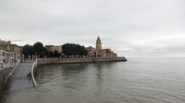 Hijon her zaman bir şeylerin olduğu bir şehirdir. Asturias bölgesindeki okyanus kıyısında çarpıcı bir yer. İspanyol kuzeyi