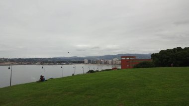 Hijon her zaman bir şeylerin olduğu bir şehirdir. Asturias bölgesindeki okyanus kıyısında çarpıcı bir yer. İspanyol kuzeyi