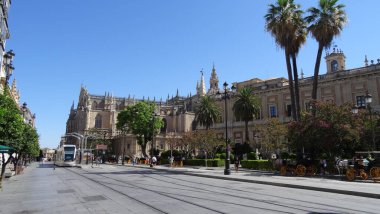 Seville, İspanya 'nın Endülüs şehrinde çarpıcı bir şehirdir.