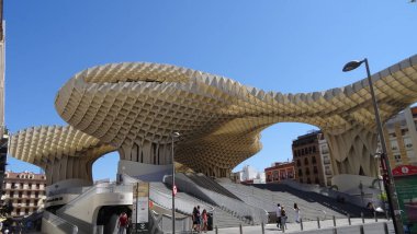 Seville, İspanya 'nın Endülüs şehrinde çarpıcı bir şehirdir.