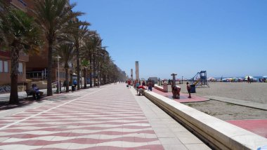 Almerya 'daki güzel Akdeniz, ülkenin güneyindeki bir İspanyol şehri. Temiz su, dalgalar ve hoş mimari.