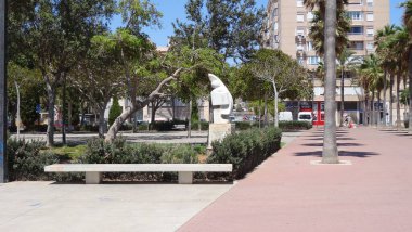 Almerya 'daki güzel Akdeniz, ülkenin güneyindeki bir İspanyol şehri. Temiz su, dalgalar ve hoş mimari.