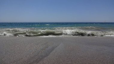 Almerya 'daki güzel Akdeniz, ülkenin güneyindeki bir İspanyol şehri. Temiz su, dalgalar ve hoş mimari.