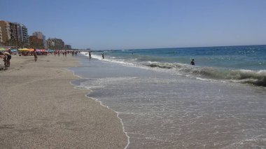 Almerya 'daki güzel Akdeniz, ülkenin güneyindeki bir İspanyol şehri. Temiz su, dalgalar ve hoş mimari.