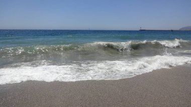 Almerya 'daki güzel Akdeniz, ülkenin güneyindeki bir İspanyol şehri. Temiz su, dalgalar ve hoş mimari.