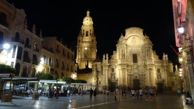 Murcia İspanya 'nın merkezinde çok huzurlu ve güzel bir şehirdir. Tarihi turizm için oldukça büyük ve harikadır.