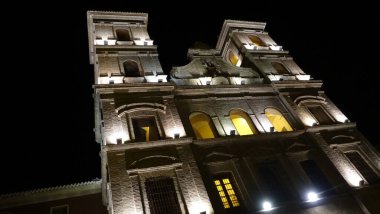 Murcia İspanya 'nın merkezinde çok huzurlu ve güzel bir şehirdir. Tarihi turizm için oldukça büyük ve harikadır.