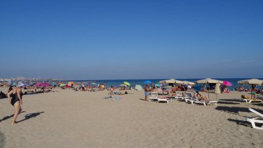 Alicante 'deki Santa Barbara Kalesi' nin manzarası ve Valensiyalı topluluğun çarpıcı mimarisi.