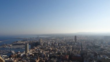 Alicante 'deki Santa Barbara Kalesi' nin manzarası ve Valensiyalı topluluğun çarpıcı mimarisi.
