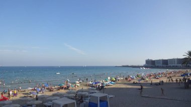 Alicante 'deki Santa Barbara Kalesi' nin manzarası ve Valensiyalı topluluğun çarpıcı mimarisi.