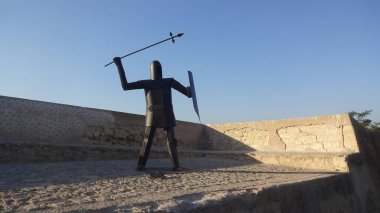 Alicante 'deki Santa Barbara Kalesi' nin manzarası ve Valensiyalı topluluğun çarpıcı mimarisi.