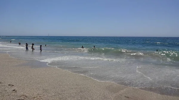 位于西班牙南部城市阿尔梅里亚美丽的地中海 清澈的水 波浪和宜人的建筑 — 图库照片