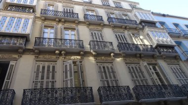 Endülüs Özerk Topluluğu, Malaga şehri, İspanyol gelenekleri ve harika sokaklar. Antik binaların arasında yürümek ve muhteşem katedrale doğru bir yürüyüş.