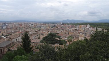 Girona, Katalonya 'da harika taş duvarları olan bir sürü şehir.