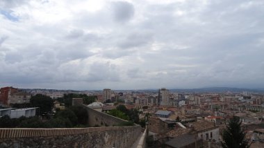 Girona, Katalonya 'da harika taş duvarları olan bir sürü şehir.