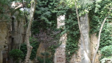 Girona, Katalonya 'da harika taş duvarları olan bir sürü şehir.