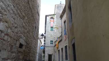 Girona, Katalonya 'da harika taş duvarları olan bir sürü şehir.